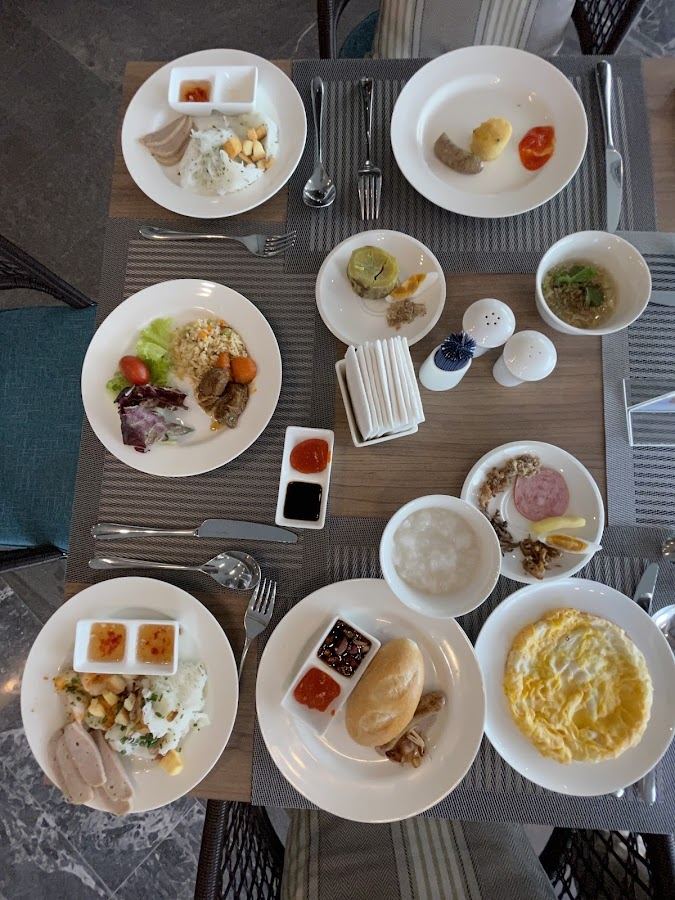 FLC 시티 호텔 비치 앞 해변 (지하통로)