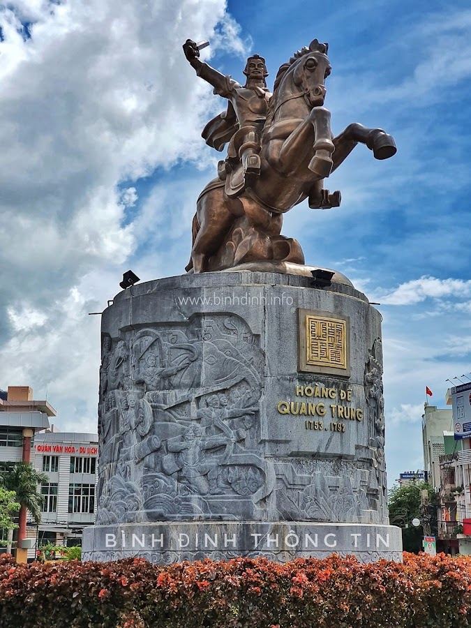 Quang Trung Statue 꽝쭝 장군 동상 (로터리)