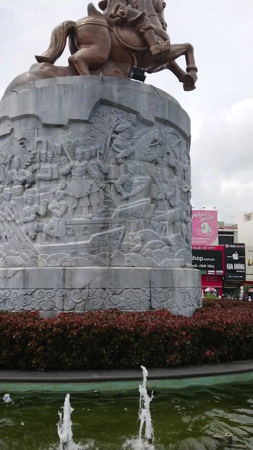 Quang Trung Statue 꽝쭝 장군 동상 (로터리)