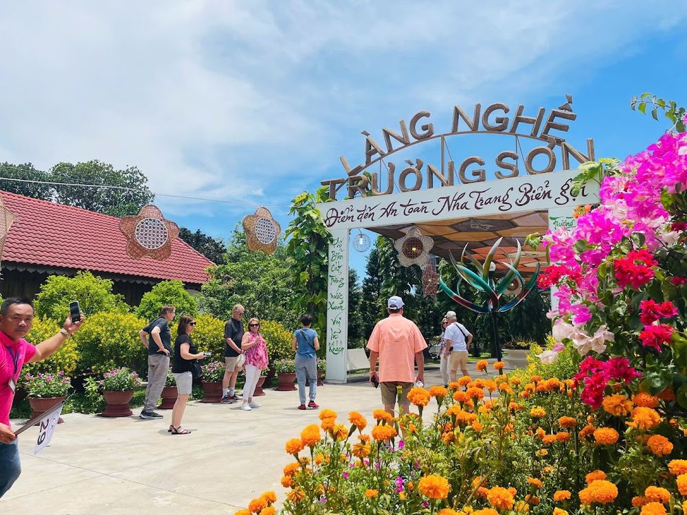 Làng Nghề Trường Sơn (Trường Sơn Craft Village / 쯔엉선 공예마을)
