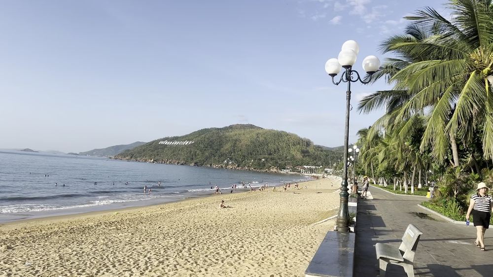 꾸이년 해변 밤 게잡기