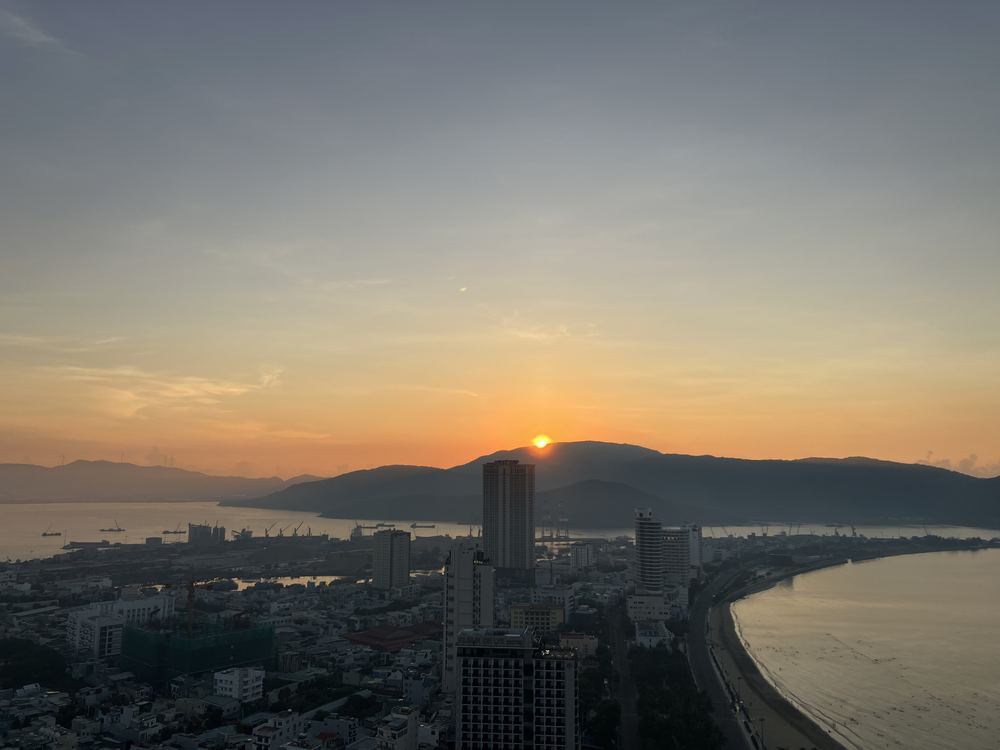 꾸이년 해변 일출 감상