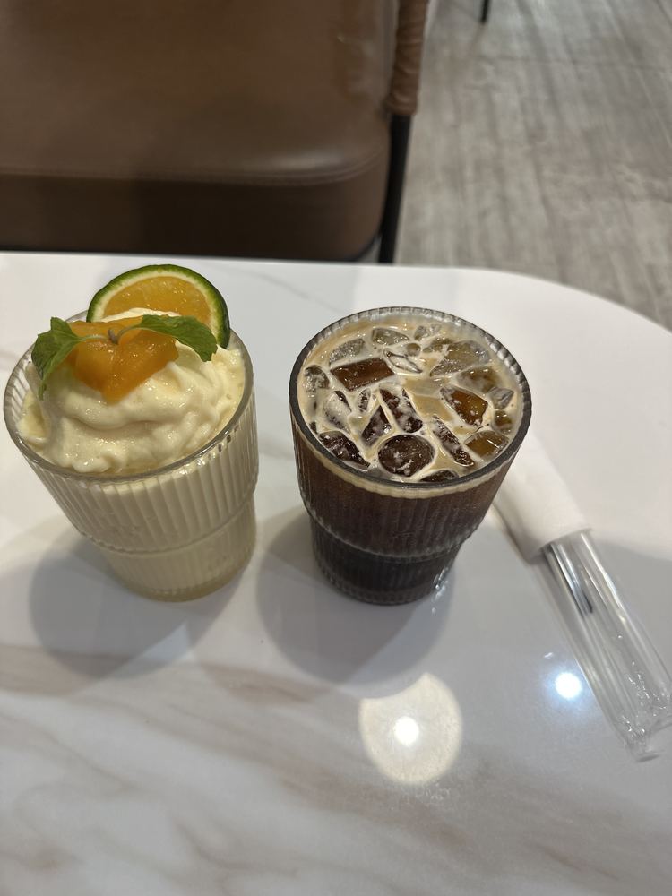 꾸이년 스무디 카페 (상호 불명)