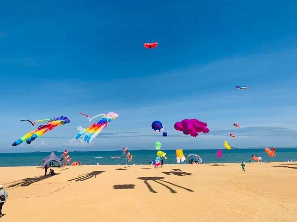 꾸이년 해변 연날리기