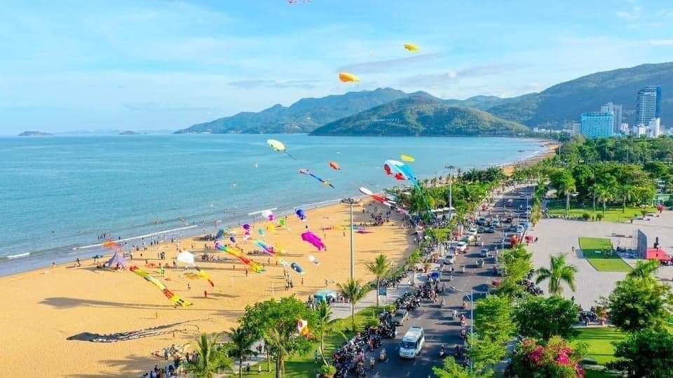 꾸이년 해변 연날리기