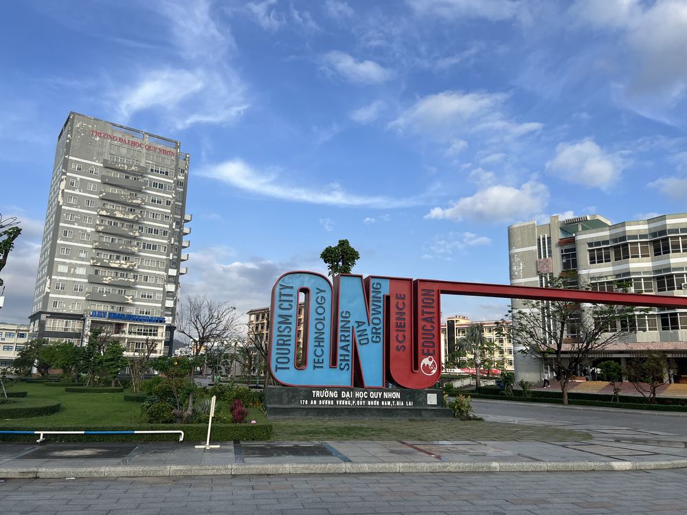 꾸이년 대학교 인근 주말 아침 시장