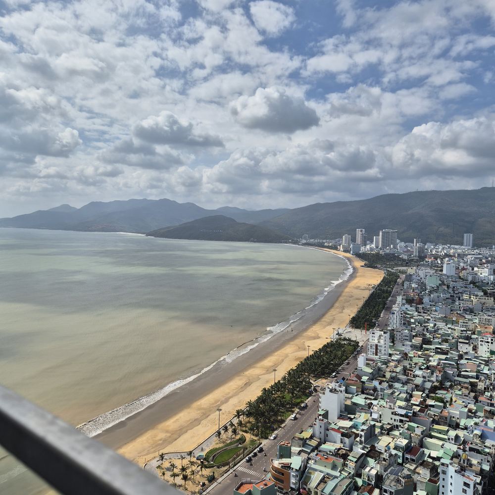 꾸이년 시내 해변 (바다수영·배구·산책)