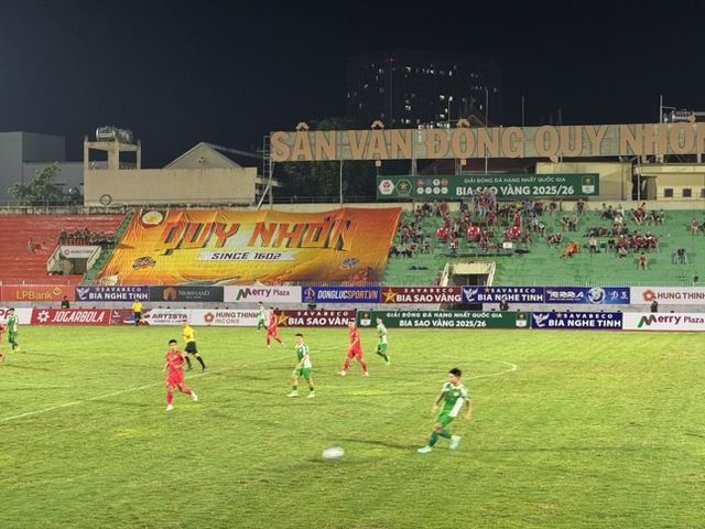 꾸이년 축구장 (빈딘FC 홈경기)
