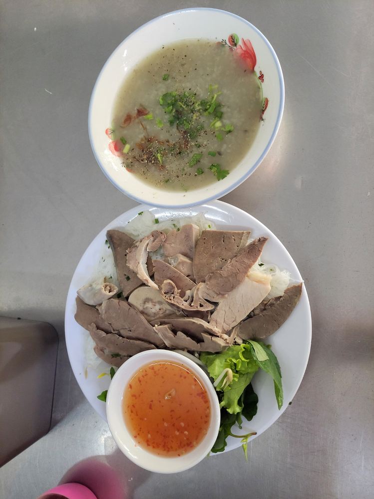 로컬 짜오롱(내장죽)집