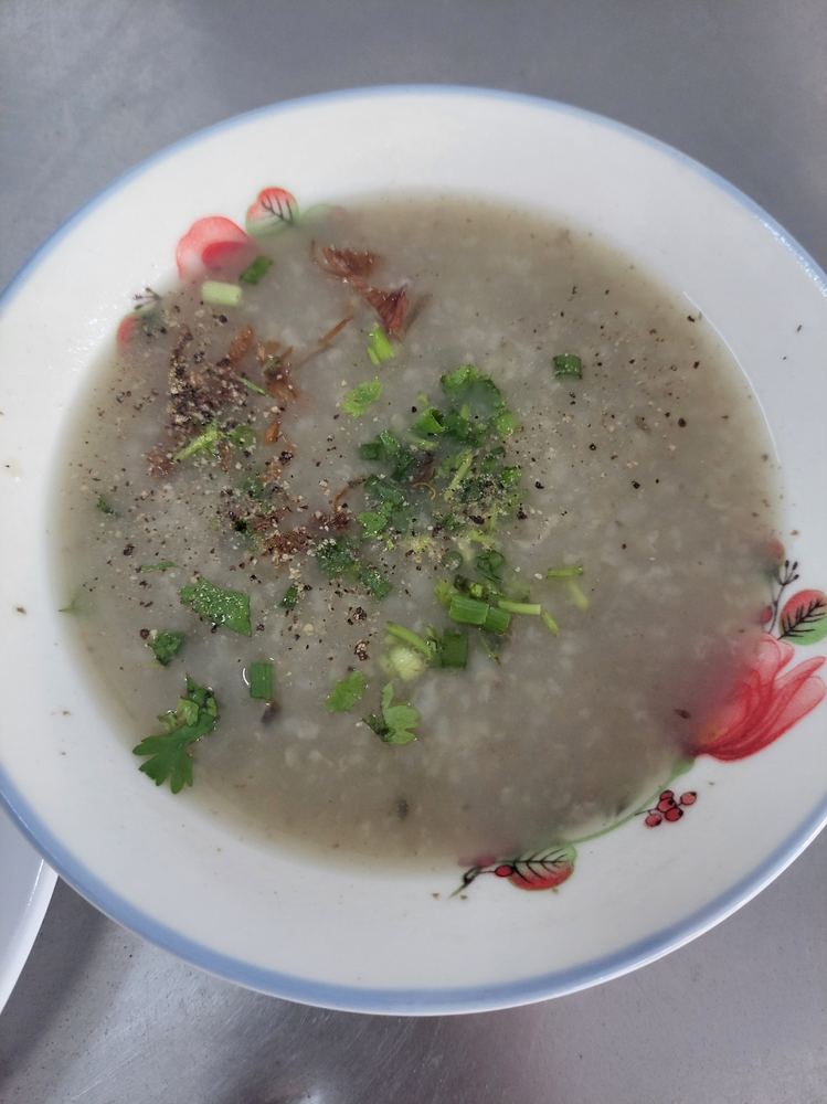 로컬 짜오롱(내장죽)집