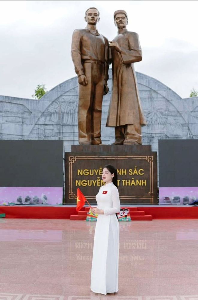 호찌민 부자 동상