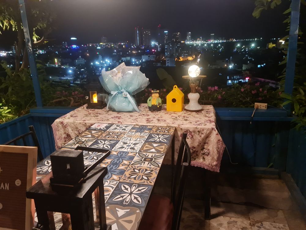 붕쭈아산 언덕 야경 식당