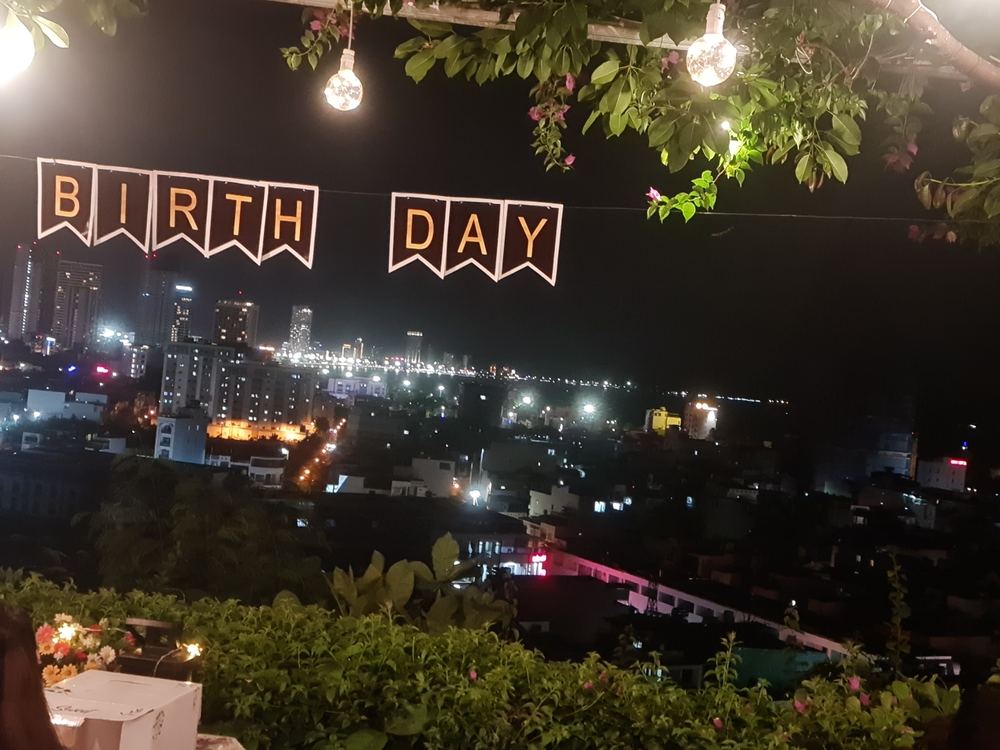 붕쭈아산 언덕 야경 식당