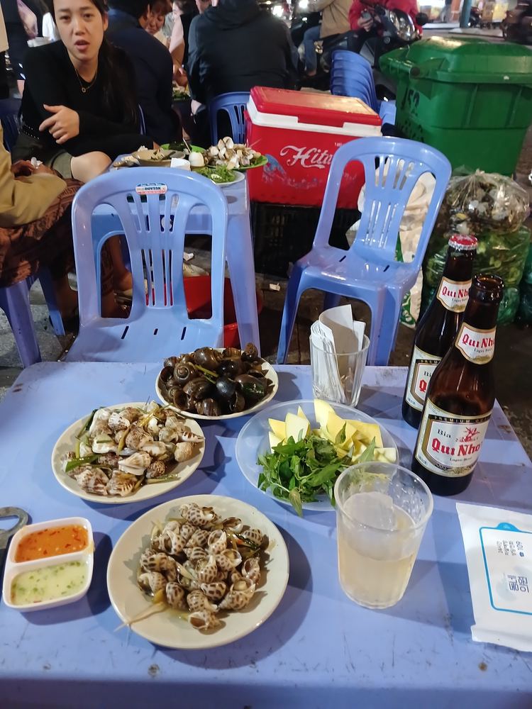 해산물 좌판(한식당 옆)