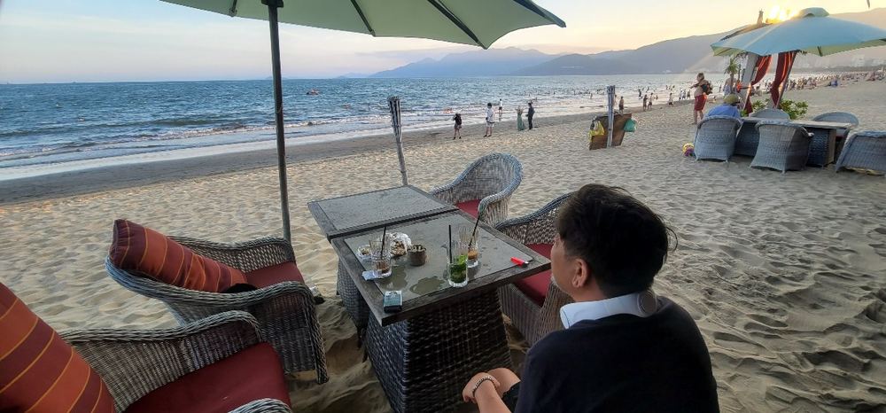 꾸이년 시내 해변 산책